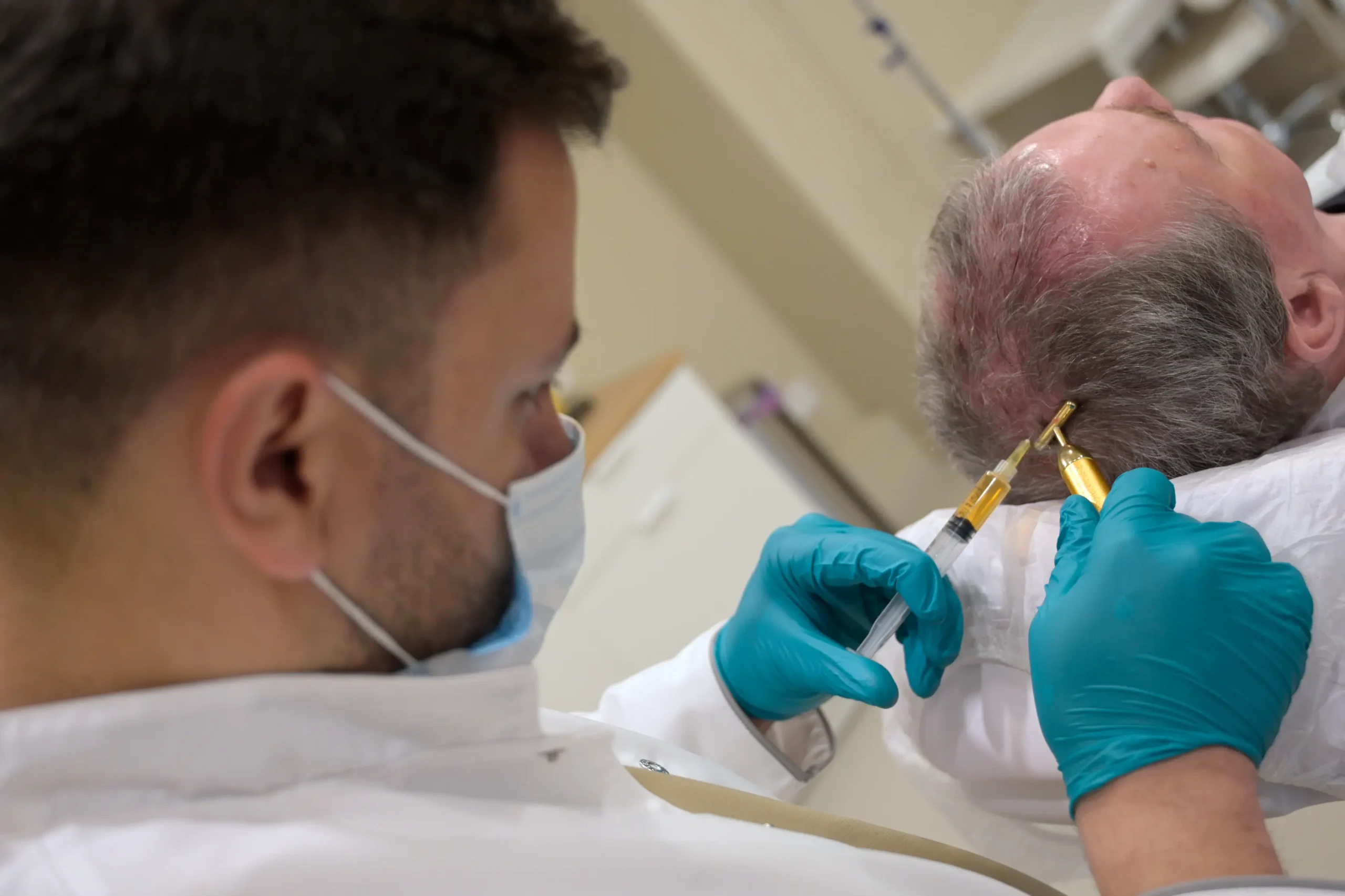 Close-up van specialist die Exosoomtherapie behandeling uitvoeren bij patiënt bij Armeda Clinics in Eindhoven