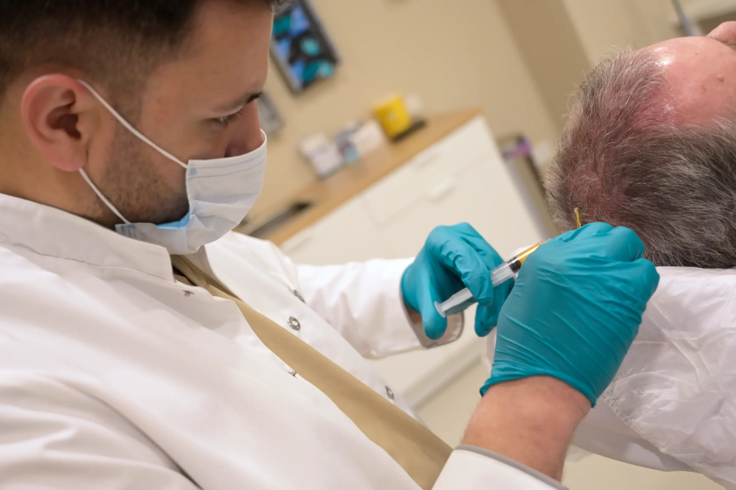Close-up van specialist die Exosoomtherapie behandeling uitvoeren bij patiënt bij Armeda Clinics in Eindhoven