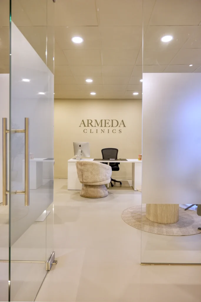 Vanuit de ingang zicht op de spreekkamer bij Armeda Clinics Eindhoven