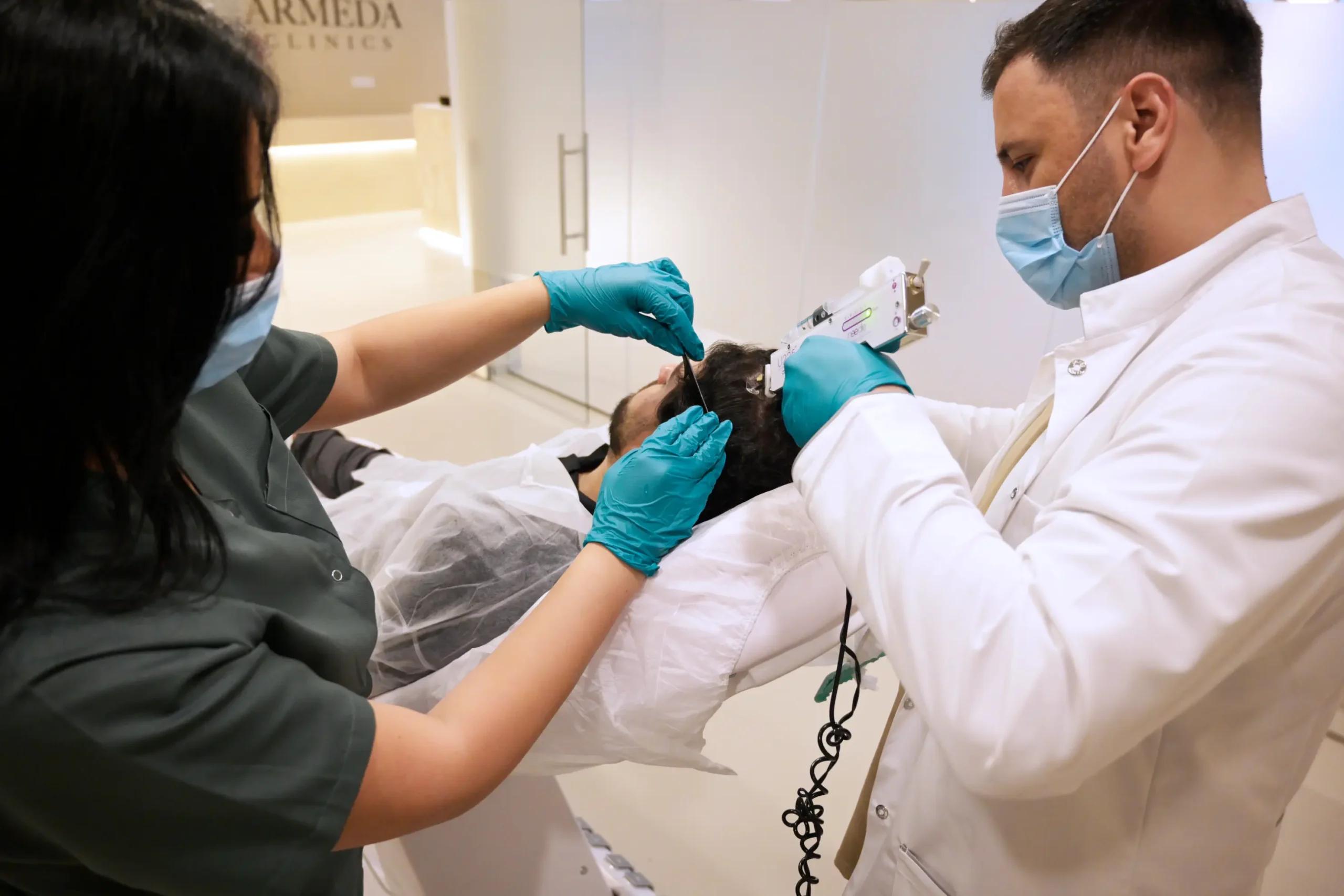 Specialisten voeren een stamcelondersteunende haartransplantatie behandeling uit bij een patiënt bij Armeda Clinics in Eindhoven