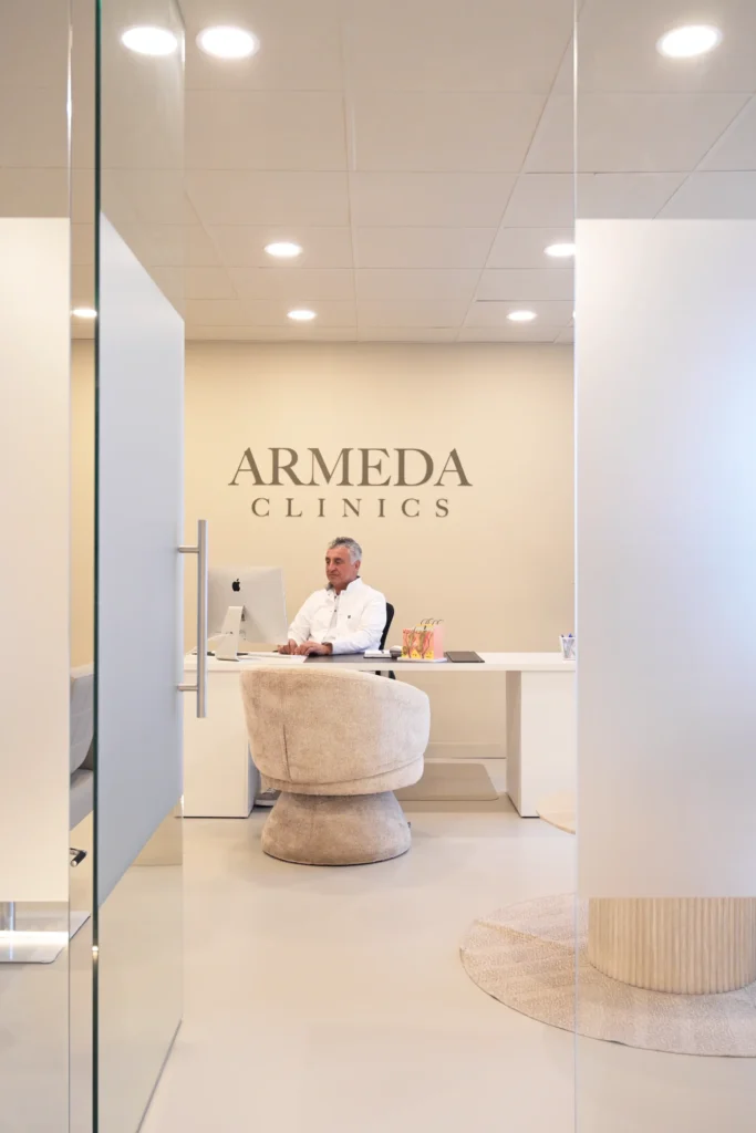 Vanuit de ingang zicht op de spreekkamer met specialist bij Armeda Clinics Eindhoven