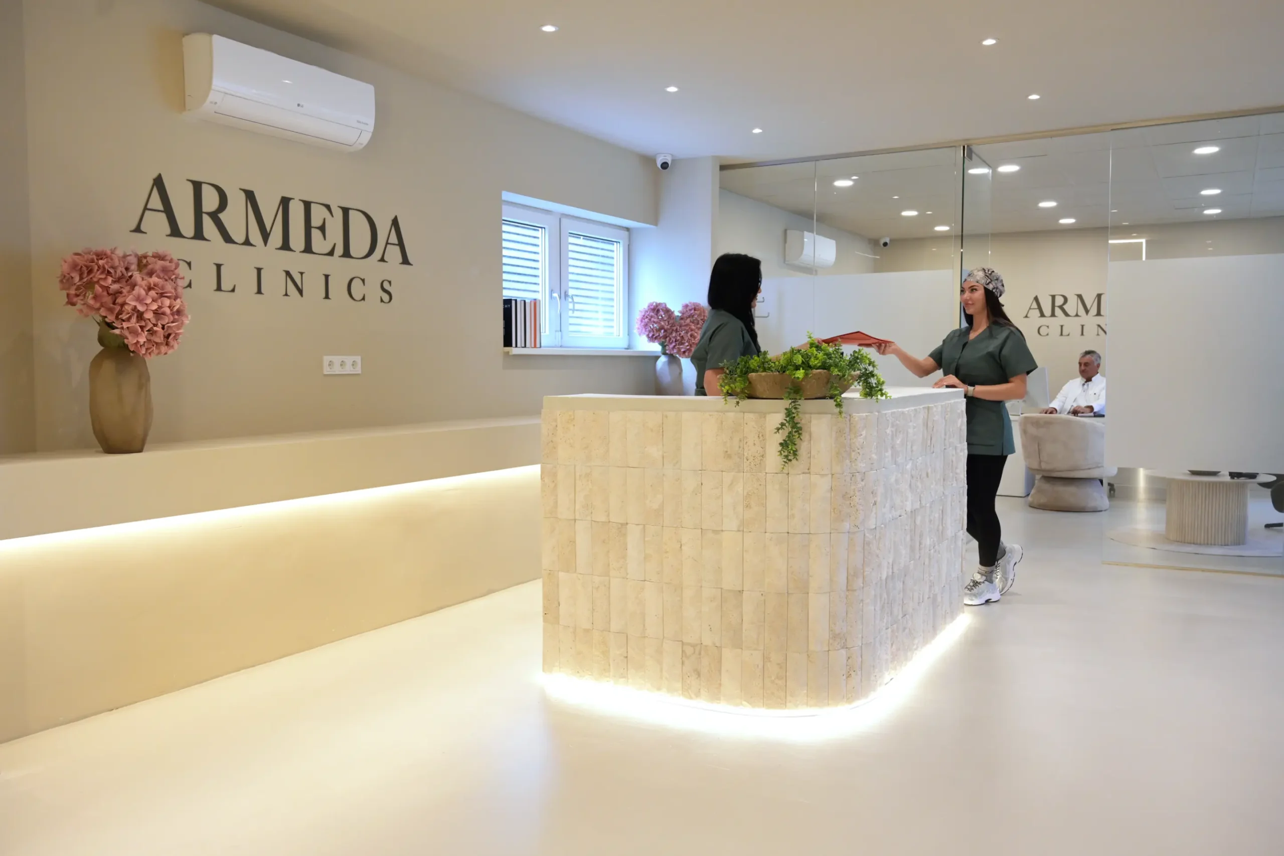 Medewerkers bij de ontvangstbalie van Armeda Clinics in Eindhoven